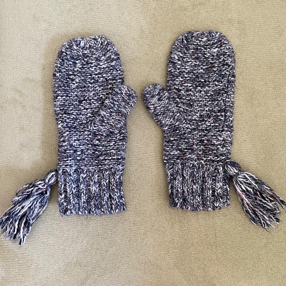 J Crew Woman's Knitted Beanie Hat & Mittens w/Fringe. Black/White. One Size - Picture 3 of 5